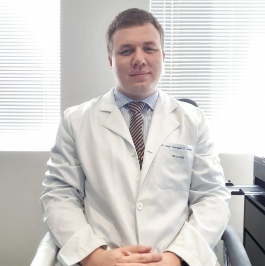 Dr. José Henrique Santiago, médico urologista, de jaleco